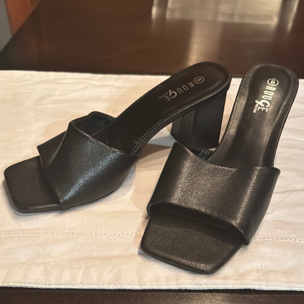 Rouge! Black Elegant Block Heel Mules